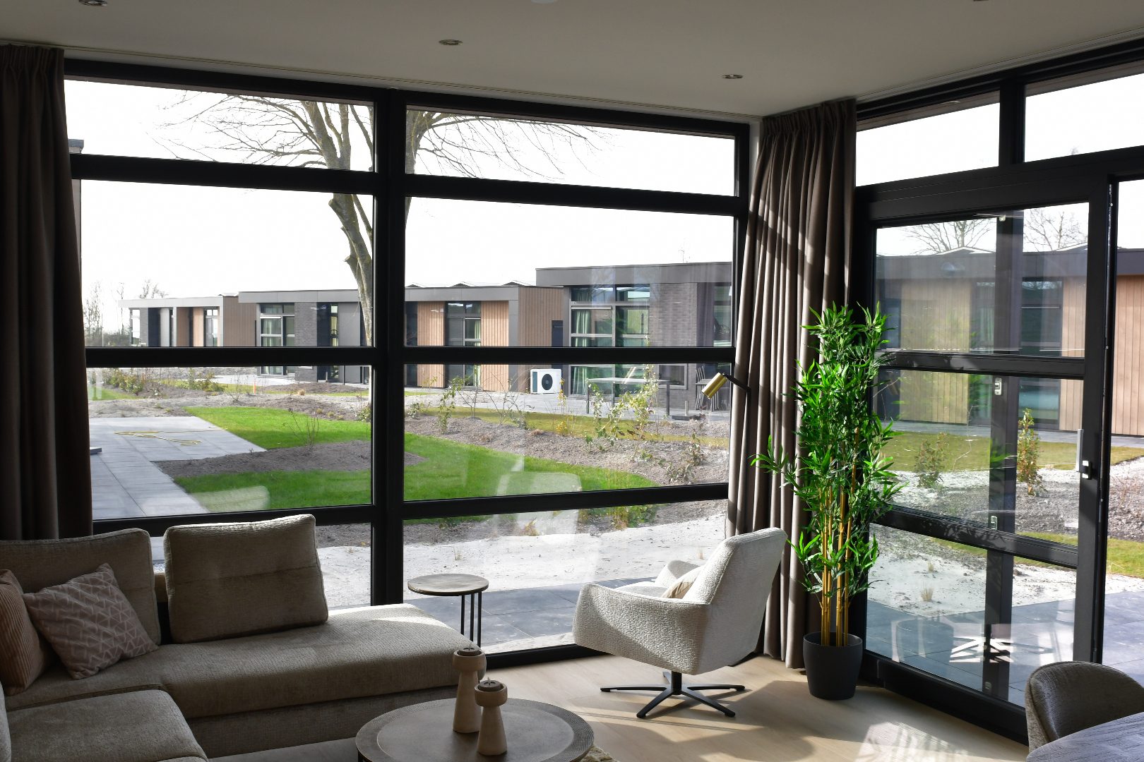 Schlafzimmer mit Doppelbett und Blick nach draußen