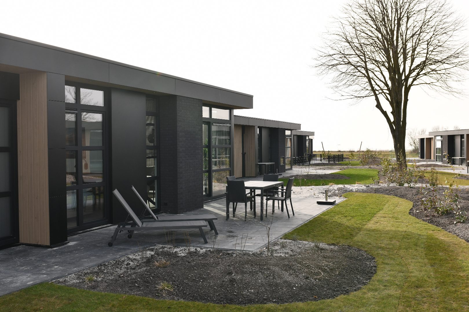 Wohnbereich von Strandhaus Workum mit großer Fensterfront und Blick nach draußen