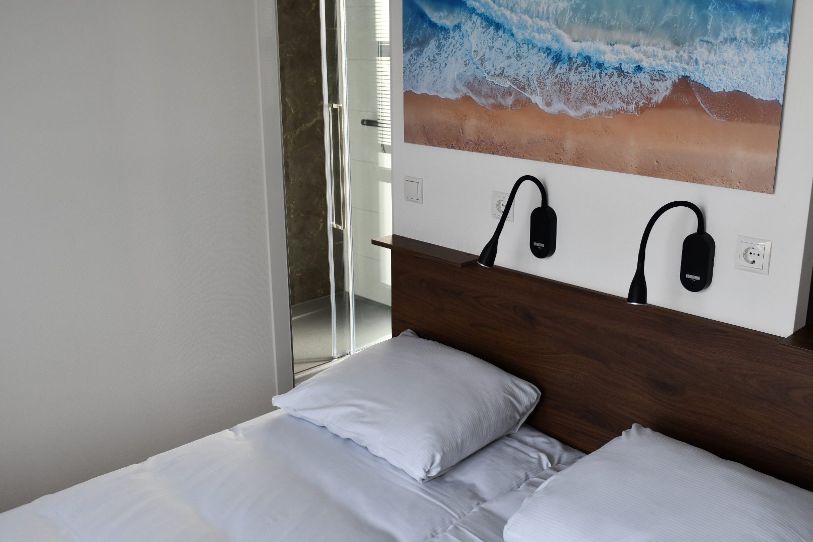 Wohnzimmer mit Panoramafenstern und gemütlicher Sitzecke