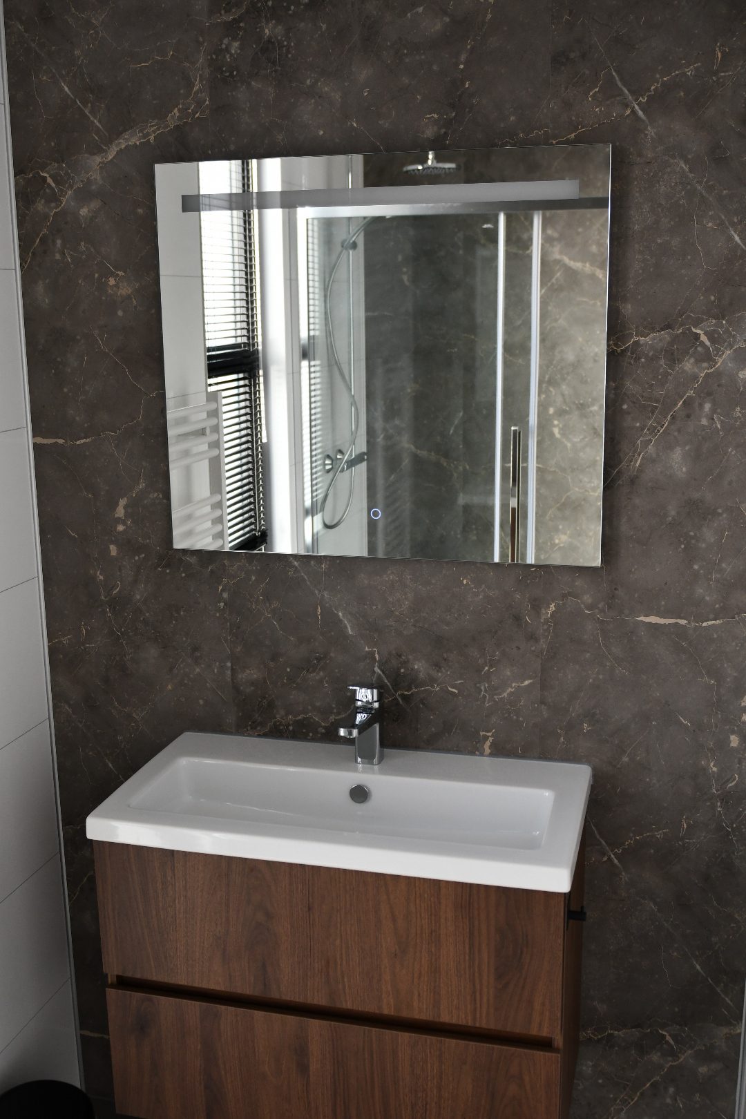 Schlafzimmer mit zwei Einzelbetten