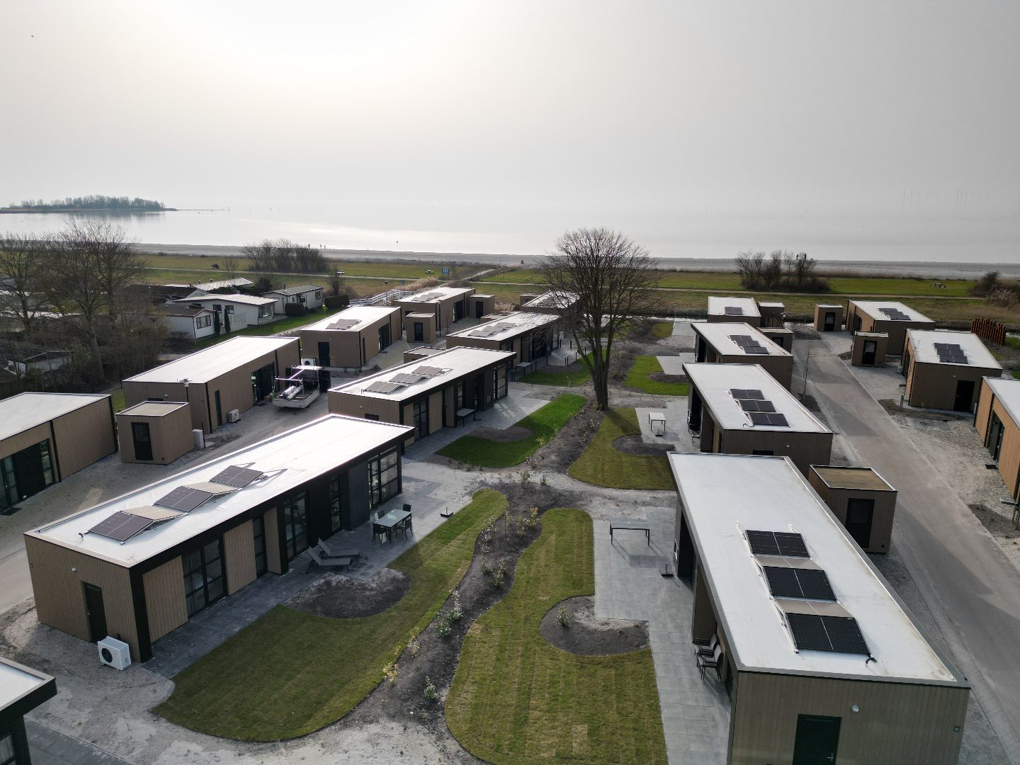 Außenansicht von Strandhaus Workum mit Garten und Terrasse