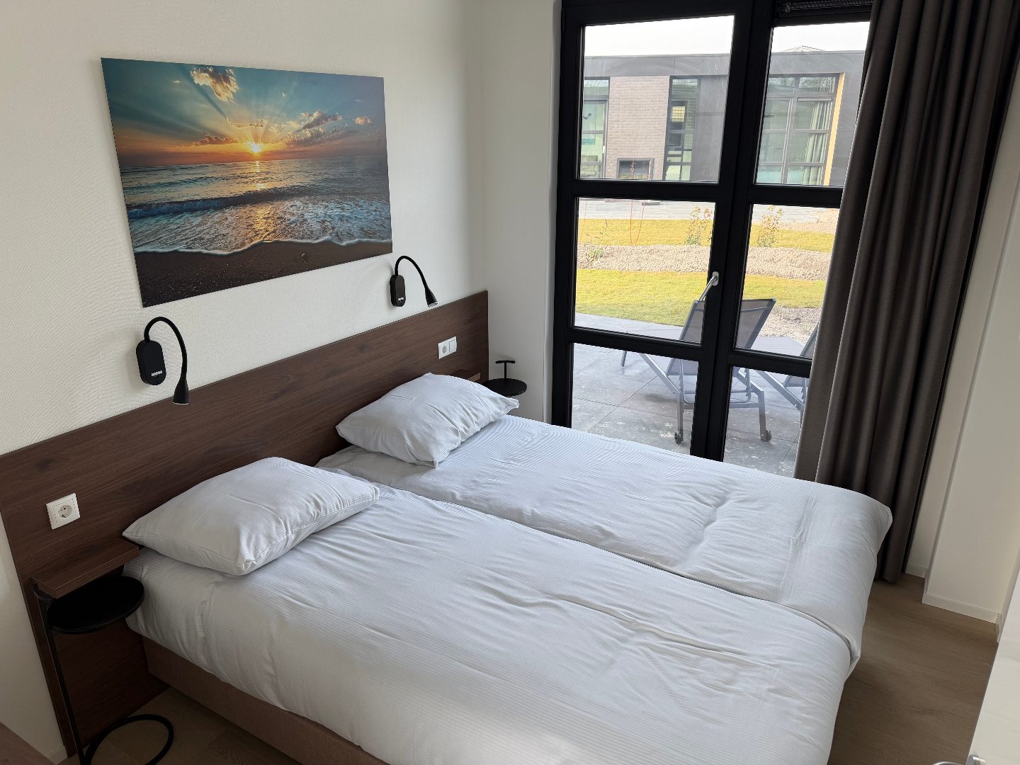 Wohnbereich von Strandhaus Workum mit großer Fensterfront und Blick nach draußen